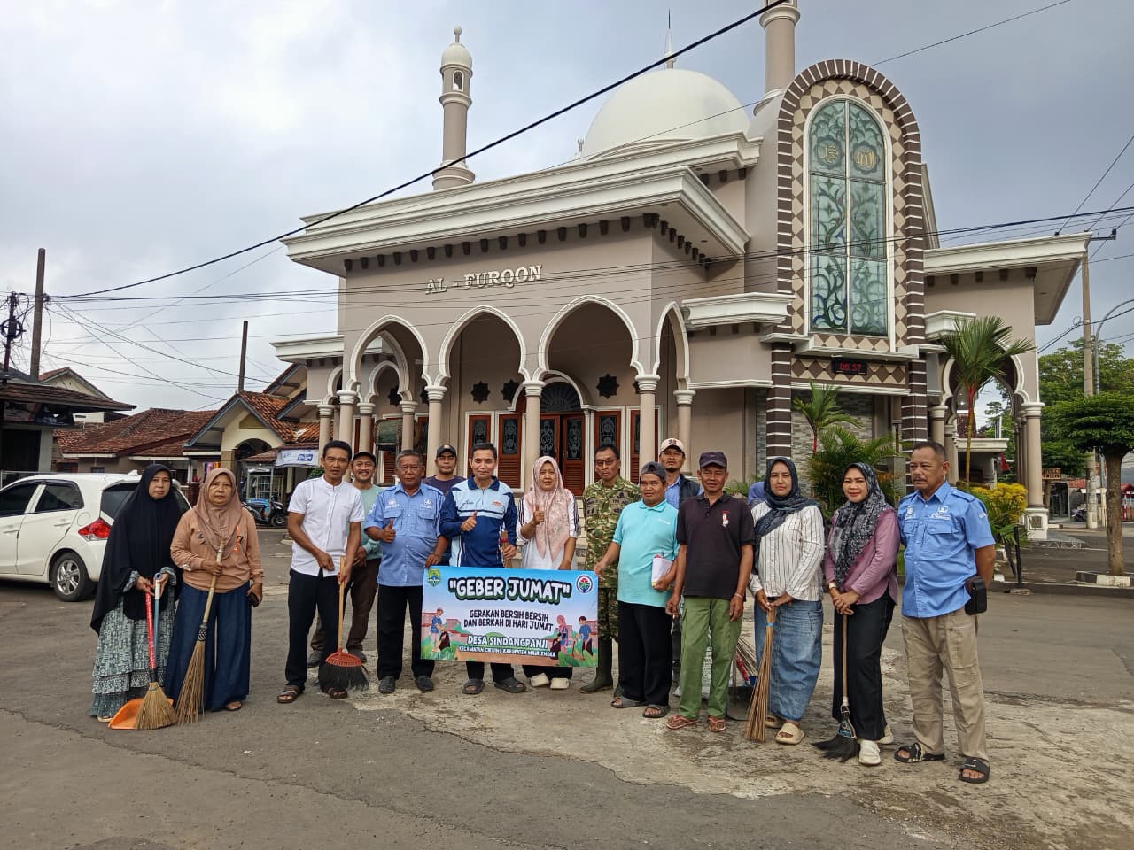 Warga dan Perangkat Desa Kompak Gelar GEBER Jumat Bersih di Desa Sindangpanji